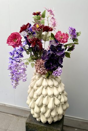 knoflookpot met zijdebloemen