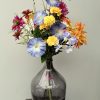 vaas met zijdebloemen