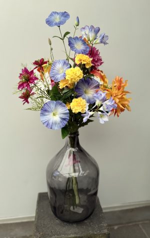 vaas met zijdebloemen